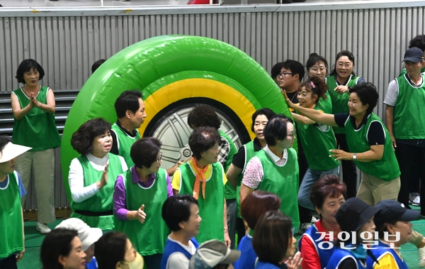 2일 오후 안양시 동안구 안양종합운동장에서 열린 ‘자원봉사자 명랑운동회’에서 안양시자원봉사센터 봉사자들이 체육활동을 하며 즐거운 시간을 보내고 있다. 2025.9.2 /최은성기자 ces7198@kyeongin.com