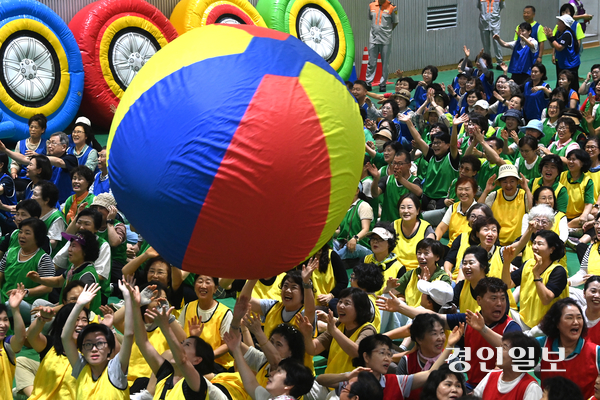 2일 오후 안양시 동안구 안양종합운동장에서 열린 ‘자원봉사자 명랑운동회’에서 안양시자원봉사센터 봉사자들이 체육활동을 하며 즐거운 시간을 보내고 있다. 2025.9.2 /최은성기자 ces7198@kyeongin.com