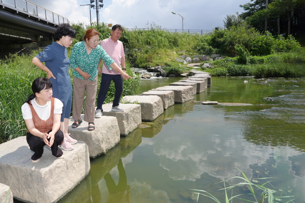 수원시 서둔동 자치계획단 주민들이 서호천 현장을 점검하고 있다. /수원시 제공