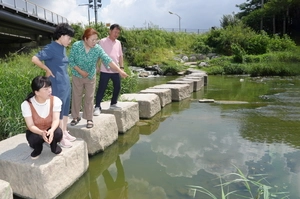 서호천 따라 돌고 도는 ‘마을 대소사’… 방울방울 몰려들어 열의 넘쳐흘렀다