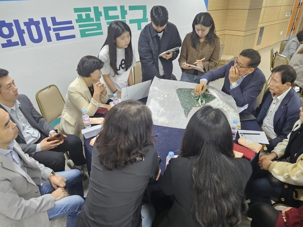 수원시 우리동네 자치계획 수립 워크숍에서 주민과 튜터진이 중장기 발전 계획을 수립하기 위해 머리를 맞대고 있다. /수원시 제공