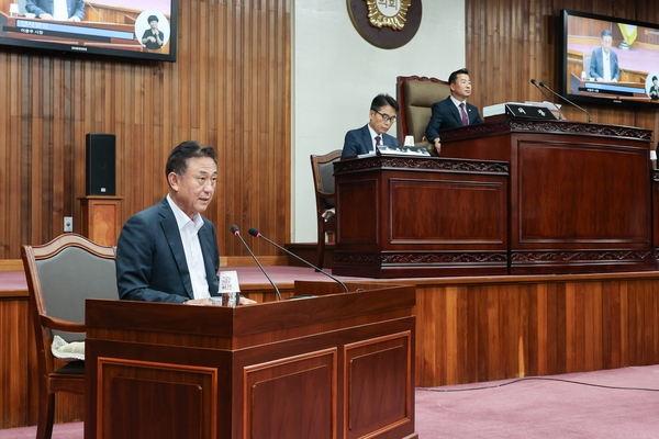 2일 여주시의회 본회의장에서 열린 제77회 임시회 개회식에서 이충우 여주시장이 인사말을 하고 있다. 이 시장은 최근 수술을 받고 회복 중인 상황으로, 이날 인사말은 별도 발언대에서 앉은 상태로 진행됐다. 2025.9.2 /여주시의회 제공