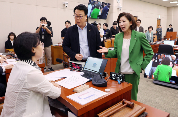 2일 서울 여의도 국회에서 열린 법제사법위원회 전체회의에서 국민의힘 나경원 의원 등이 추미애 위원장의 회의 진행 방식에 항의하고 있다. 2025.9.2 /연합뉴스