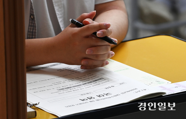 2026학년도 대학수학능력시험 9월 모의평가가 실시된 3일 오전 수원시 권선구 곡정고등학교에서 3학년 학생이 시험 시작전 손을 모아 기도하고 있다. 한국교육과정평가원은 킬러문항을 배제하고 공교육 과정에서만 다룬 내용으로 변별력을 확보할 수 있도록 적정난이도의 문항을 균형있게 출제했다고 밝혔다. 2025.9.3 /최은성기자 ces7198@kyeongin.com