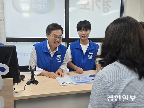 3일 오전 성남시 가천대학교 대학생 천원매점에서 일일점원으로 나선 김동연 경기도지사가 학생들에게 천원매점 꾸러미를 판매하고 있다. 2025.9.3 /김태강기자 think@kyeongin.com
