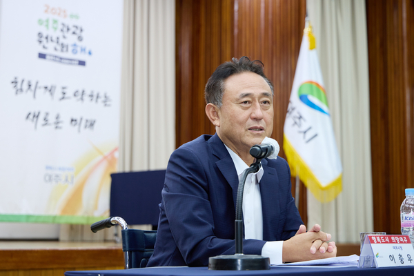 무릎 부상 치료 후 복귀한 이충우 여주시장은 지난 1일 열린 9월 월례조회에서 더불어민주당의 신청사 예산삭감 문제를 지적하며 공개사과를 촉구했다. 2025.9.1 /여주시 제공