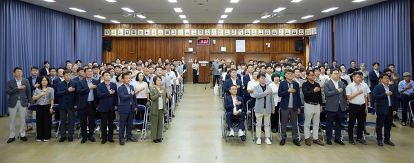 무릎인대 파열로 휠체어를 탄채 20여 일만에 복귀한 이충우 여주시장이 지난 1일 열린 9월 월례조회에서 국기에 대한 경례를 하고 있다.  2025.9.1 /여주시 제공