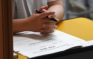 [포토] “잘 풀리게 해주세요” 두 손 모은 고3