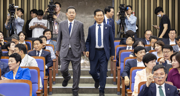 더불어민주당 정청래 대표와 김병기 원내대표가 3일 국회에서 검찰개혁·정부조직법 개편을 위한 의견 수렴을 위해 열린 정책의원총회에 입장하고 있다. 2025.9.3 /연합뉴스