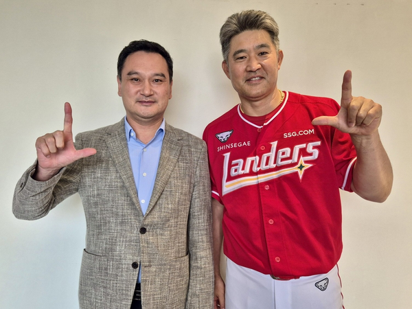 이숭용(오른쪽) SSG 랜더스 감독이 3일 최대 3년 연장 계약을 하고 김재섭 대표이사와 기념 촬영을 하고 있다. 2025.9.3 /SSS 랜더스 제공