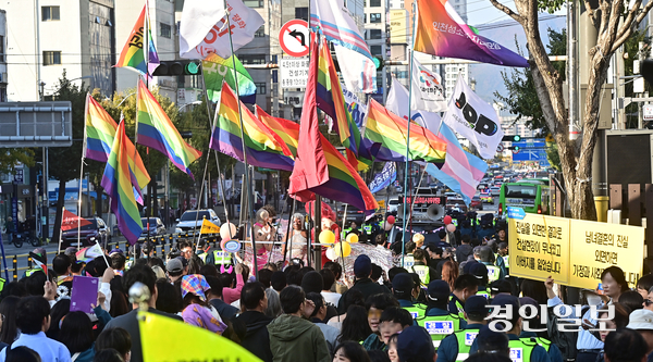 사진은 지난해 11월 2일 열린 제7회 인천퀴어문화축제의 모습. /경인일보DB