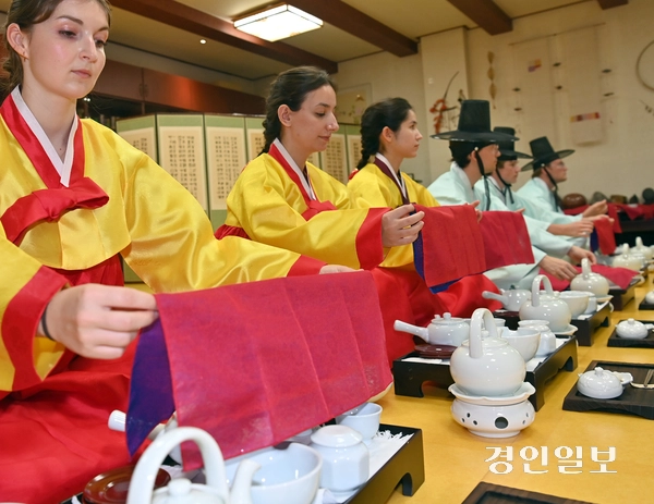 4일 인천시 연수구 가천대학교 메디컬캠퍼스 인수당에서 열린 외국인 의대 교환학생 차 예절교육에 참여한 외국인 학생들이 한복을 입고 차 예절을 배우고 있다. 2025.9.4 /김용국기자 yong@kyeongin.com