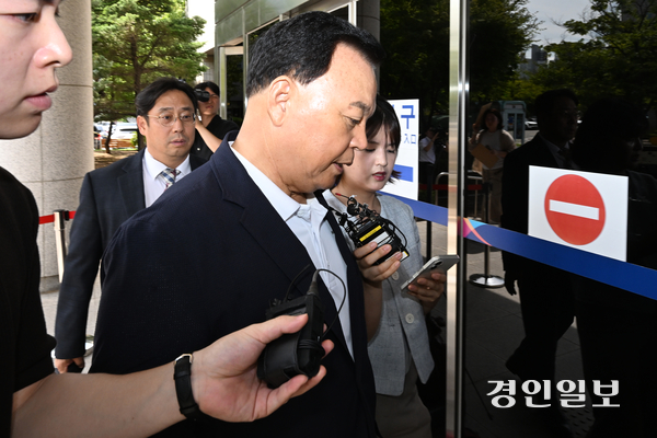 민간 사업자로부터 뇌물을 수수한 혐의를 받는 현직 경기도의원이 26일 구속 전 피의자 심문(영장실질심사)을 받기 위해 오후 안산시 단원구 수원지방법원 안산지원에 들어서고 있다. 2025.8.26 /최은성기자 ces7198@kyeongin.com