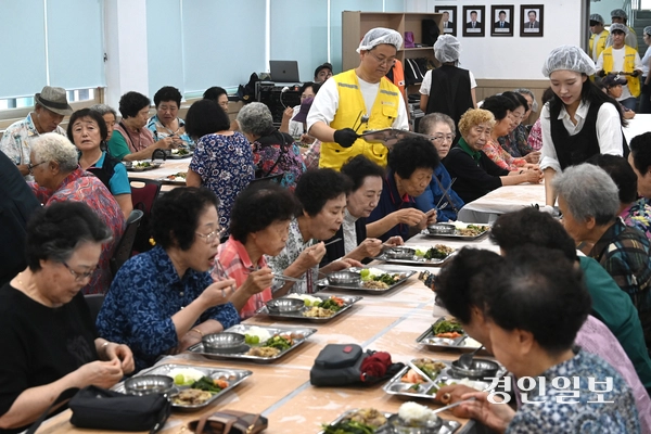 4일 오전 수원시 권선구 평동행정복지센터에서 열린 ‘사랑의 밥차’에서 수원시자원봉사센터와 수원시립합창단이 관내 어르신들께 배식봉사를 하고 있다. 2025.9.4 /최은성기자 ces7198@kyeongin.com