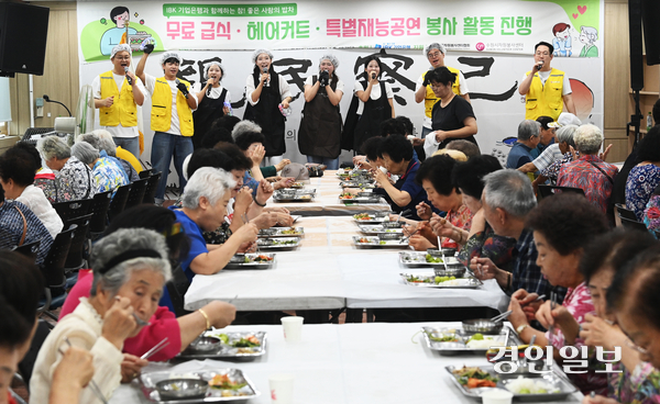 4일 오전 수원시 권선구 평동행정복지센터에서 열린 ‘사랑의 밥차’에서 수원시자원봉사센터와 수원시립합창단이 관내 어르신들께 배식봉사를 마친 뒤 공연을 하고 있다. 2025.9.4 /최은성기자 ces7198@kyeongin.com