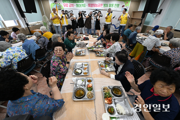 4일 오전 수원시 권선구 평동행정복지센터에서 열린 ‘사랑의 밥차’에서 수원시자원봉사센터와 수원시립합창단이 관내 어르신들께 배식봉사를 하고 있다. 2025.9.4 /최은성기자 ces7198@kyeongin.com
