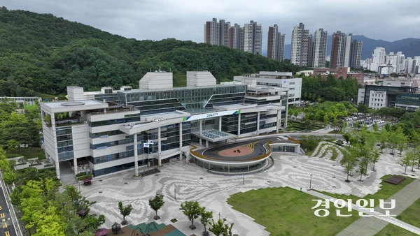 공론화위원회 내부에서는 경기도가 경기북도 설치에 대한 명확한 방향성을 제시해야 한다는 목소리가 나오고 있다. 경기도청 북부청사의 모습. /경인일보DB