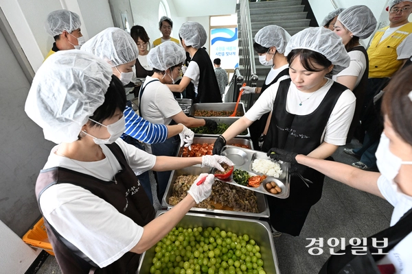 4일 오전 수원시 권선구 평동행정복지센터에서 열린 ‘사랑의 밥차’에서 수원시자원봉사센터와 수원시립합창단이 관내 어르신들께 배식봉사를 하고 있다. 2025.9.4 /최은성기자 ces7198@kyeongin.com
