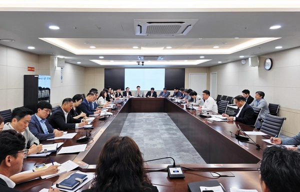 한국재정정보원은 국가재정시스템을 운영하고, 기획재정분야 사이버보안관제를 수행하는 공공기관으로 최근 수원에 재정도움센터를 추가로 개소했다. 사진은 한국재정정보원의 내부 활동 모습. /한국재정정보원 제공