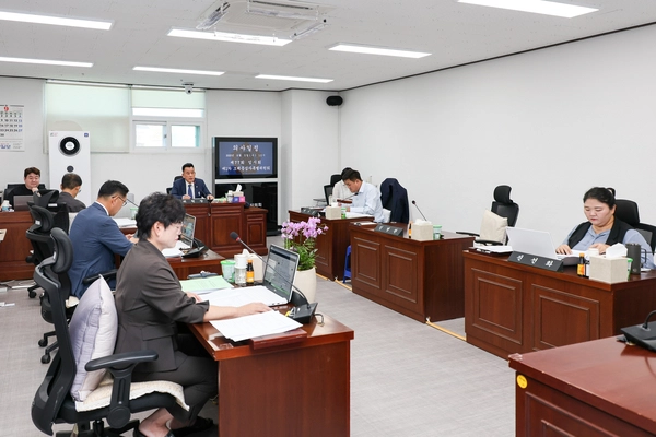 여주시의회 조례등심사특별위원회가 지난 3일 제1차 회의를 열고 ‘여주시 농어민기회소득 지원조례 일부개정조례안’을 심사하고 있다. 2025.9.3 /여주시의회 제공