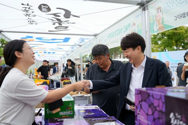 이준석 의원이 국회 소통관 앞마당에서 열린 화성시 우수농산물 직거래 장터에서 물건을 사고 있다. 2025. 9. 4 /이준석 의원실 제공