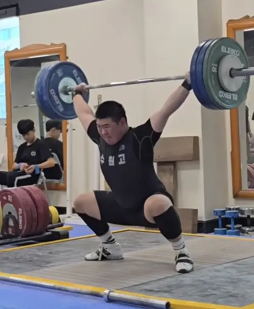 수원고 이재하가 역도 바벨을 들어올리는 훈련을 하고 있다./수원고 제공