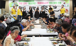 [포토] 수원 어르신들 찾아간 ‘사랑의 밥차’