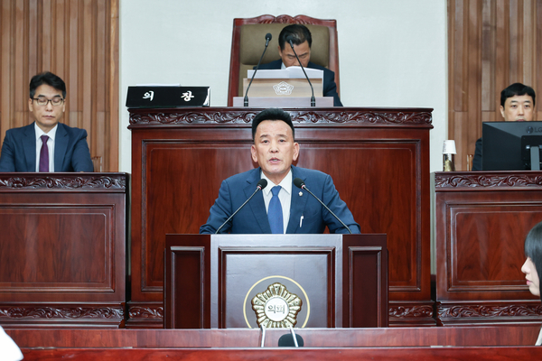 정병관 여주시의회 조례등심사특별위원장이 지난 2일 제77회 임시회 제1차 본회의에서 5분 자유발언을 통해 농어민기회소득 지급 확대와 관련 예산편성을 촉구하고 있다. 2025.9.2 /여주시의회 제공