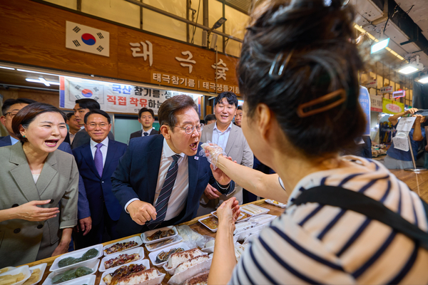 이재명 대통령이 5일 인천 미추홀구 용현시장을 찾아 민생회복 소비쿠폰 효과 등을 청취했다. /대통령실 제공