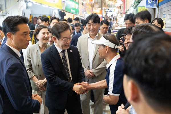 이재명 대통령이 5일 인천 미추홀구 용현시장을 찾아 민생회복 소비쿠폰 효과 등을 청취했다. /대통령실 제공