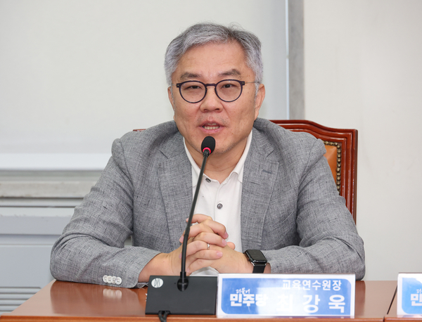 더불어민주당 최강욱 교육연수원장이 22일 국회에서 열린 최고위원회의에 참석해 발언하고 있다. 2025.8.22 /연합뉴스