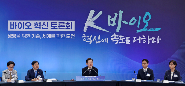이재명 대통령이 5일 인천 송도 컨벤시아에서 열린 바이오 혁신 토론회에서 발언하고 있다.
왼쪽부터 김정관 산업부 장관, 구윤철 경제부총리 겸 기획재정부장관, 이재명 대통령, 배경훈 과기부 장관, 정은경 복지부 장관. 2025.9.5 /연합뉴스