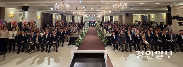 지난달 29일 인천 미추홀구 문학경기장에서 열린 ‘국민의힘 인천시당위원장 취임식 및 임명장 수여식’에서 참석자들이 선거 승리를 다짐하고 있다. 2025.8.29 /김희연기자 khy@kyeongin.com