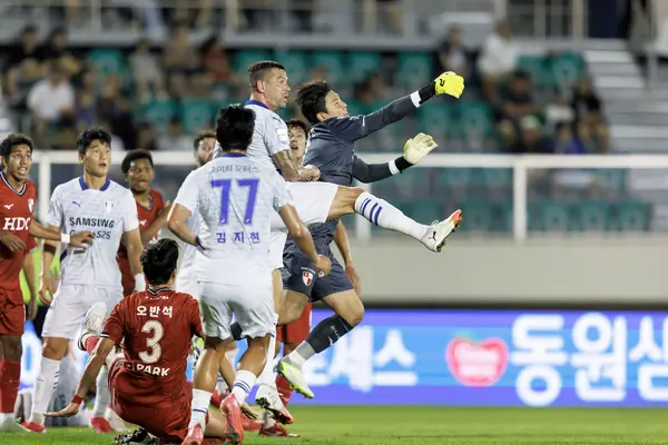 K리그2 수원삼성 일류첸코와 부산 골키퍼가 문전에서 경합하고 있다. 2025.9.6 /한국프로축구연맹 제공