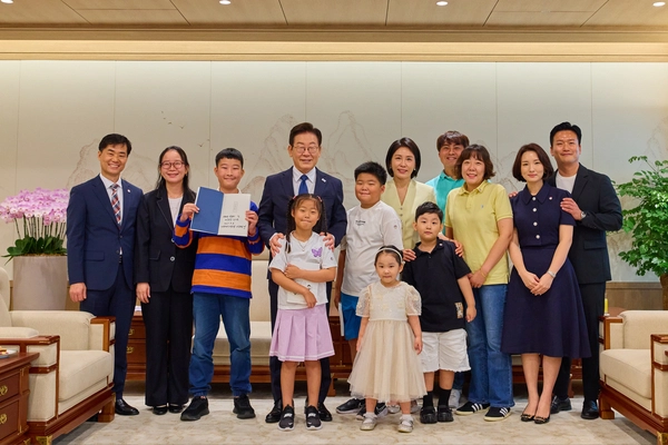 이재명 대통령이 4일 서울 용산 대통령실 청사에서 열린 어린이 초청 행사에 참석한 어린이 가족과 기념촬영을 하고 있다. 2025.9.4 /대통령실 제공
