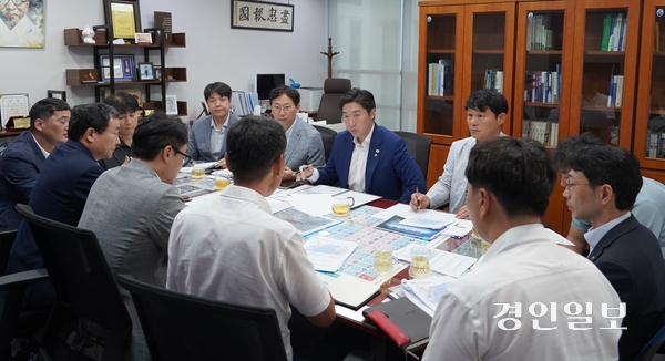 미사강변도시 국회의원인 민주당 김용만(하남을) 의원이 지난달 21일 수석대교와 관련해 LH 등으로부터 업무보고를 받았지만 15일이나 지난 후인 5일에서야 보도자료를 통해 이러한 사실을 공개해 논란이 되고 있다. 사진은 업무보고를 받고 있는 김용만 의원. 2025.9.5 /김용만 의원실 제공
