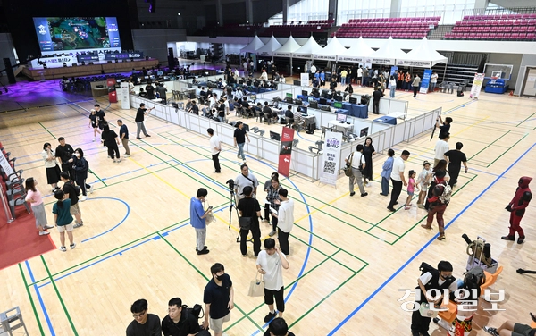 6일 오산시 오산오색문화체육센터 대체육관 일원에서 ‘2025 오산 e-스포츠 페스타’가 진행되고 있다. 2025.9.6 /최은성기자 ces7198@kyeongin.com