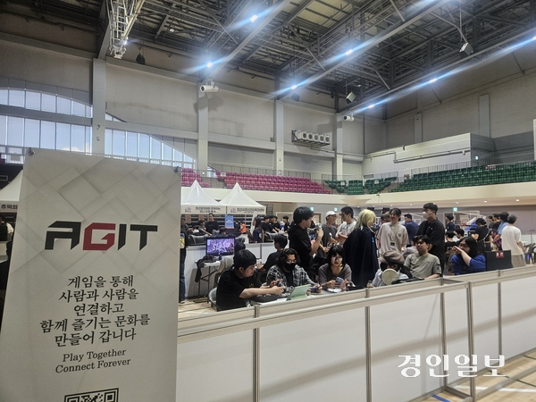 지난 6일 오산오색문화체육센터에서 열린 ‘2025 오산 e-스포츠 페스타’ 아지트 코너에서 참가객들이 게임을 즐기고 있다. 2025.9.6 /공지영기자 jyg@kyeongin.com