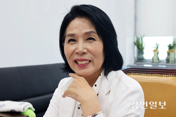 더불어민주당 최민희 언론개혁 특별위원회 위원장이 지난 4일 경인일보와의 인터뷰에서 지방 언론의 역할과 함께 네이버·다음 등 포털뉴스에서의 지방 뉴스 불균형 문제를 꼬집으며, 지역사회에 이로운 언론환경을 약속했다. 2025.9.4 /하지은 기자 zee@kyeongin.com