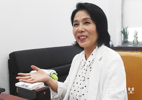 더불어민주당 최민희 언론개혁 특별위원회 위원장이 지난 4일 경인일보와의 인터뷰에서 지방 언론의 역할과 함께 네이버·다음 등 포털뉴스에서의 지방 뉴스 불균형 문제를 꼬집으며, 지역사회에 이로운 언론환경을 약속했다. 2025.9.4 /하지은 기자 zee@kyeongin.com