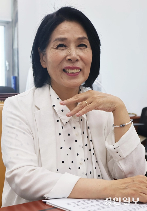 더불어민주당 최민희 언론개혁 특별위원회 위원장이 지난 4일 경인일보와의 인터뷰에서 지방 언론의 역할과 함께 네이버·다음 등 포털뉴스에서의 지방 뉴스 불균형 문제를 꼬집으며, 지역사회에 이로운 언론환경을 약속했다. 2025.9.4 /하지은 기자 zee@kyeongin.com