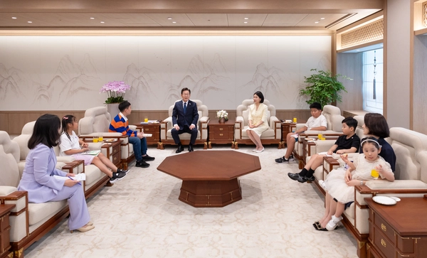 이재명 대통령과 김혜경 여사가 4일 서울 용산 대통령실 청사에서 열린 ‘대북확성기 중단’ 감사편지 어린이 초청 행사에 참석한 어린이들과 대화하고 있다. 2025.9.4 /대통령실 제공