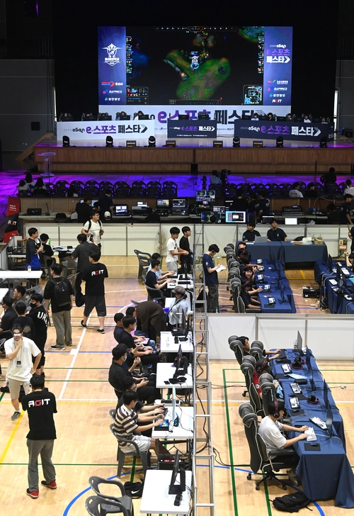 지난 6일 오산시 오산오색문화체육센터 대체육관에서 ‘2025 오산 e-스포츠 페스타’ 경기가 진행되고 있다. 2025.9.6 /최은성기자 ces7198@kyeongin.com