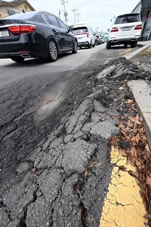 [포토] 폭우·폭염에… 못 견디고 갈라진 도로