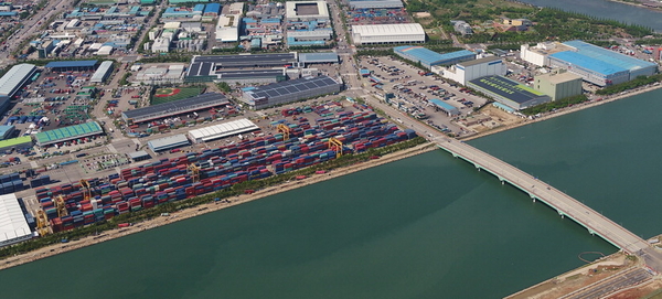 사진은 인천항 배후단지인 아암물류1단지 전경. /인천항만공사 제공