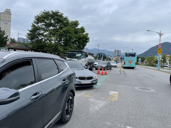 가평군 관내 한 도시계획도로 T자형 교차로에서 땅꺼짐 현상이 발생했지만 한 달여째 임시조치만 진행돼 교통사고 발생 우려가 커지고 있다. 가평/김민수기자kms@kyeongin.com