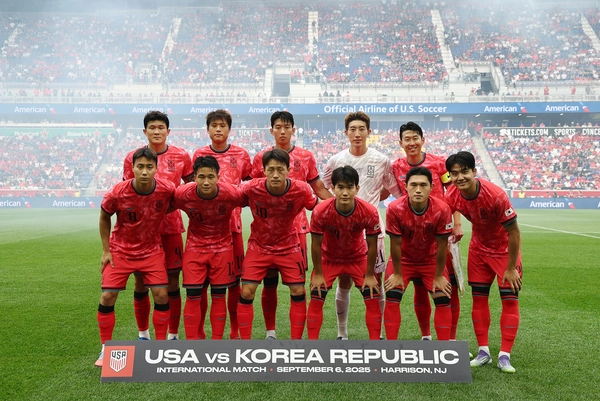 6일(현지시간) 미국 뉴저지주 해리슨 스포츠일러스트레이티드 스타디움에서 열린 한국 대 미국 친선경기에서 한국 대표팀이 경기 시작 전 기념촬영을 하고 있다. 2025.9.7 /연합뉴스