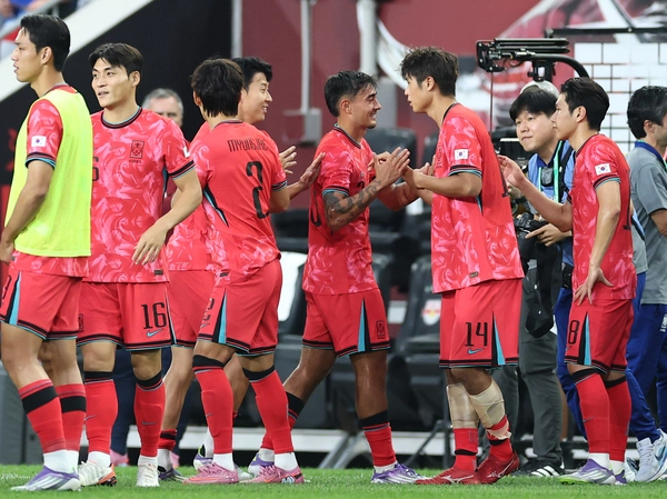 한국 축구 국가대표팀 옌스 카스트로프가 6일(현지시간) 미국 뉴저지주 해리슨 스포츠일러스트레이티드 스타디움에서 열린 한국 대 미국 친선경기가 끝난 후 동료들에게 축하를 받고 있다. 2025.9.7 /연합뉴스