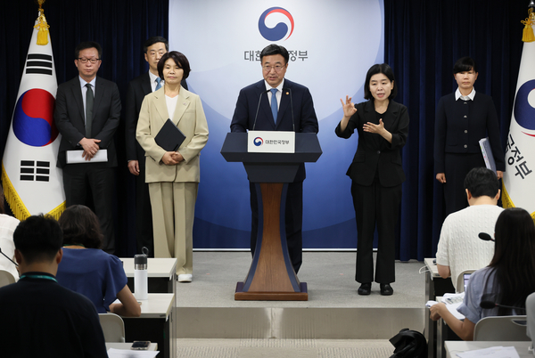 윤호중 행정안전부 장관과 더불어민주당 한정애 정책위의장이 7일 정부서울청사에서 제3차 고위당정협의회 결과 및 정부조직 개편 방안에 대해 발표하고 있다. 2025.9.7 /연합뉴스