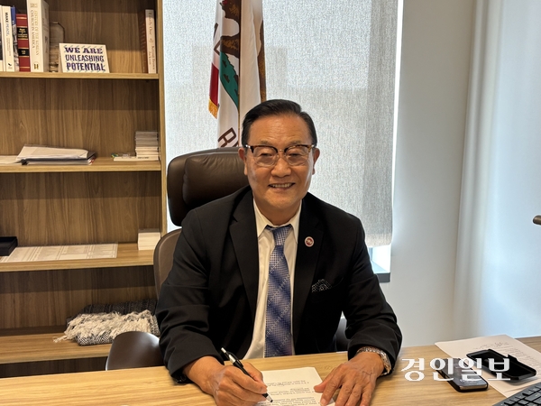 캘리포니아주 의사당 인근 의원실에서 만난 최석호(스티븐 최) 캘리포니아주 상원의원은 “어린 이민자들에게 교육을 제공해 자립할 수 있도록 돕는 것이 국가적으로도 이익이 된다”고 말했다. 2025.7.10 /이영지기자bbangzi@kyeongin.com